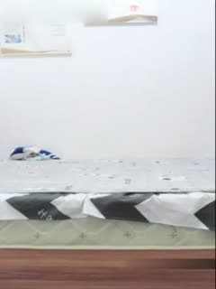 长相清纯萌妹子双人口交秀 躺着舔完jj再站着按着头抽插非常诱