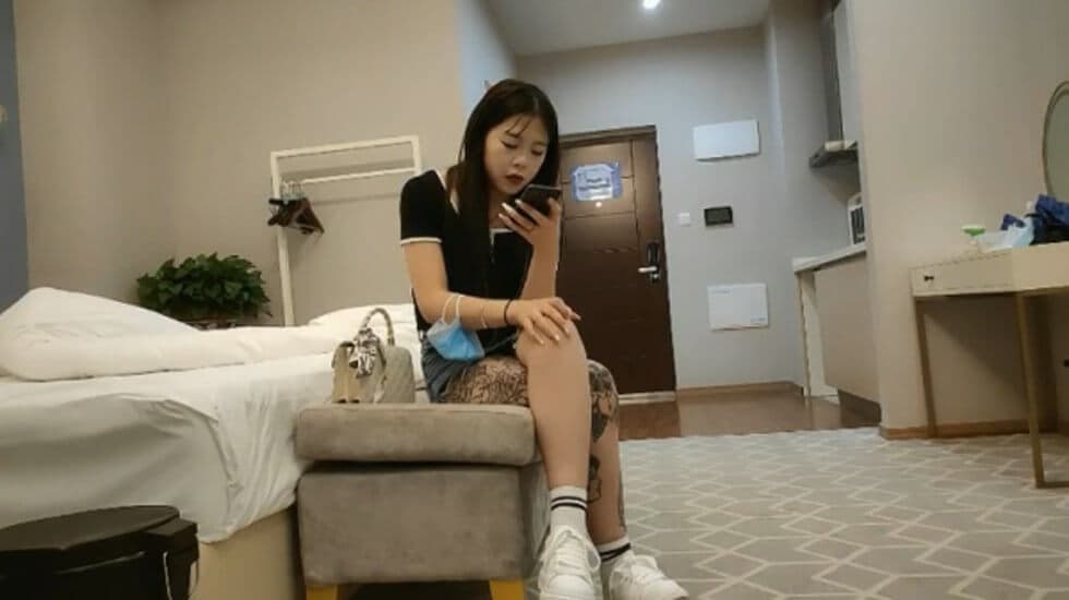 鸭哥寻换牛仔短裤腿上纹身大奶妹,揉穴舔逼非常粉嫩掐着脖子后入抽插猛操的...